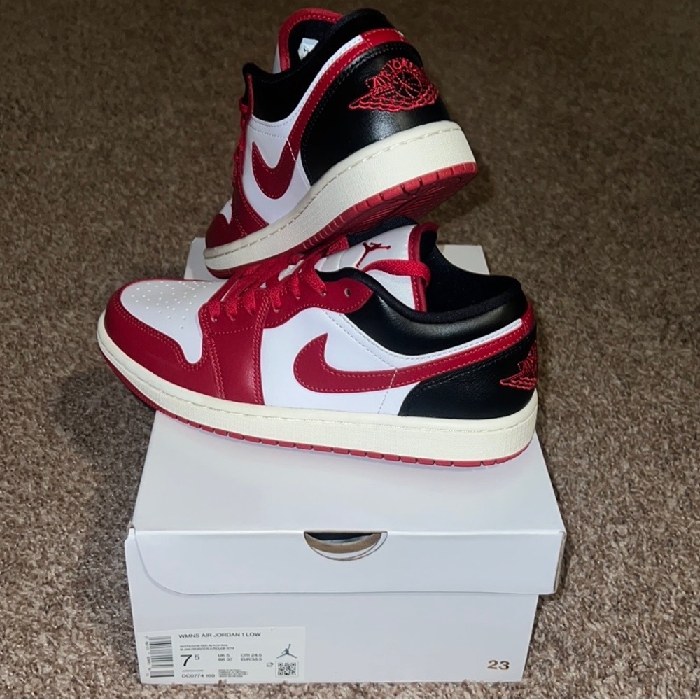 ❌❌❌ SOLD ❌❌❌Women’s, 7.5 BRAND NEW- never worn , women’s Jordan 1 low